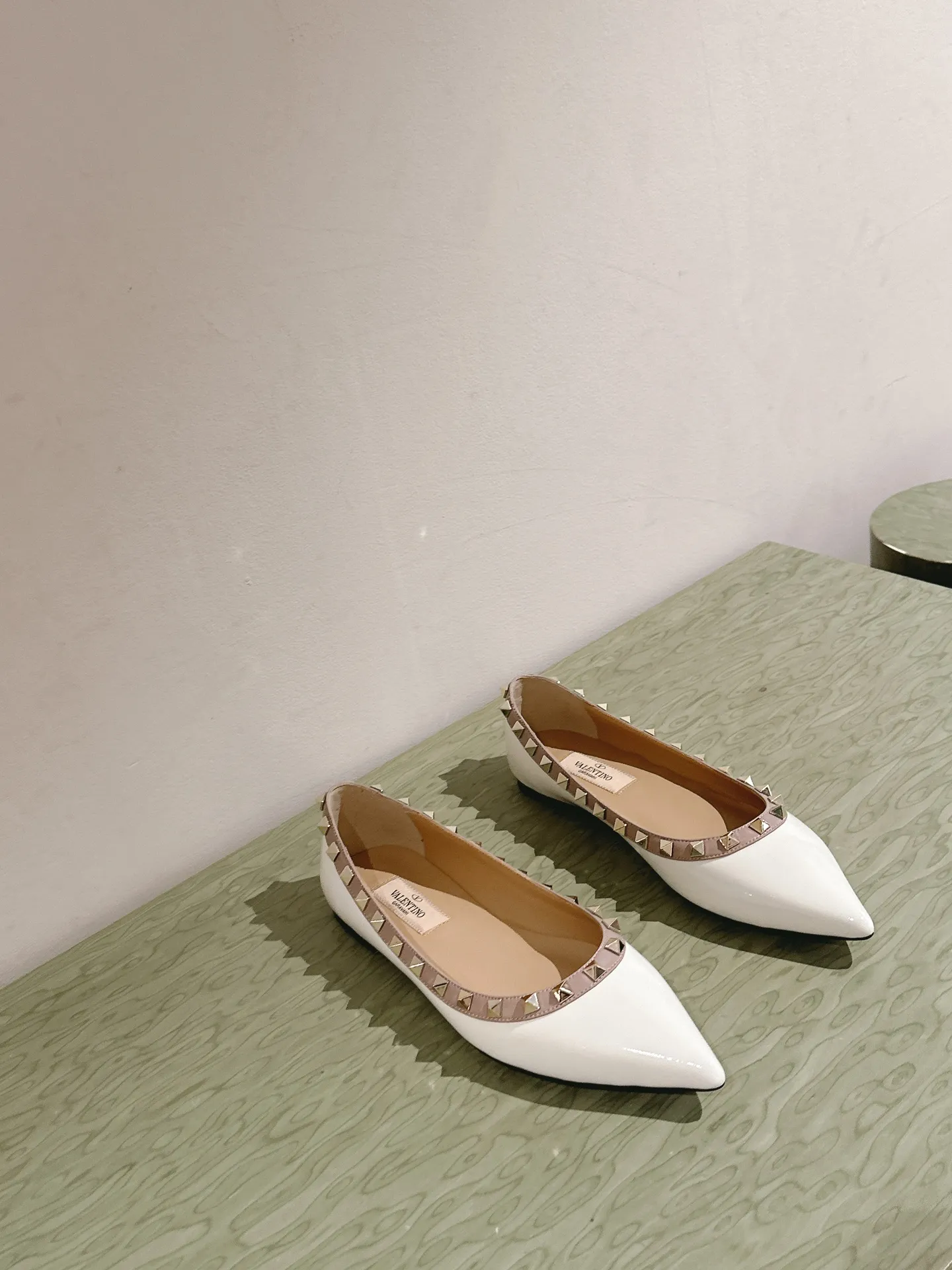 👟👟Ex-factory price 520👟👟 | ²⁰²4 𝐬𝐬 🤍🤎 Versatile series for all seasons! Is your shoe cabinet missing a pair? ! 🔥 The entire VALENTINO series is produced by Taiwan-funded factories! Getting in and out of the counter is stress-free! ROCKSTUD Valentino studded patent leather ballet flats ONE STUD retro craft pyramid large rivet buckle flats/high heels Smooth shoe lines and awesome version Comfortable upper foot. Increases height. Looks slimmer. Elongates leg lines Imported mirrored calfskin/cow patent leather/high-density silk material Lambskin lining Italian high-density genuine leather outsole Size35-39 (40/41/42 can be customized) Heel height: flat ♺Synchronized gift box💝packaging at the counter!